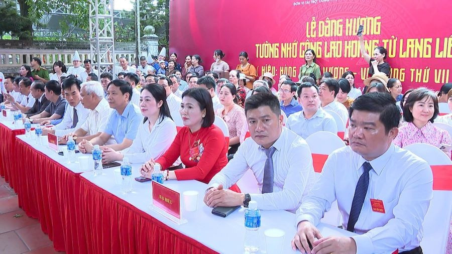 Dự lễ dâng hương tưởng nhớ Hoàng tử Lang Liêu - Hùng Chiêu Vương có lãnh đạo Sở VH, TT&DL tỉnh Phú Thọ, UBND TP Việt Trì, phường Dữu Lâu và các phường, xã lân cận cùng đông đảo Nhân dân, du khách thập phương… và hơn 500 nghệ nhân, đầu bếp đến từ các Hội, Chi hội, Hiệp hội Đầu bếp Việt Nam. 7.jpg