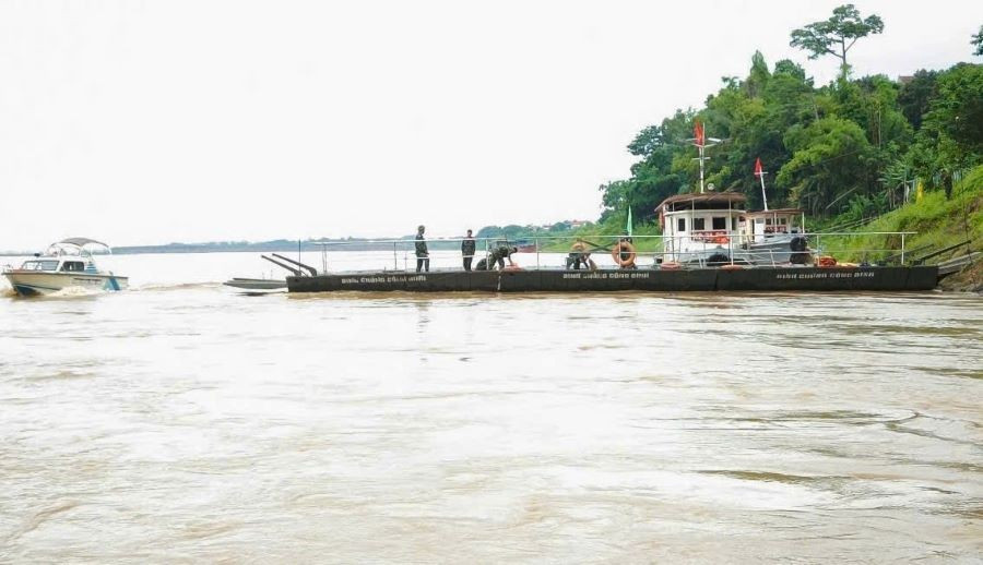 Lực lượng Công binh chuẩn bị chạy thử không tải phà quân sự tại Phong Châu.