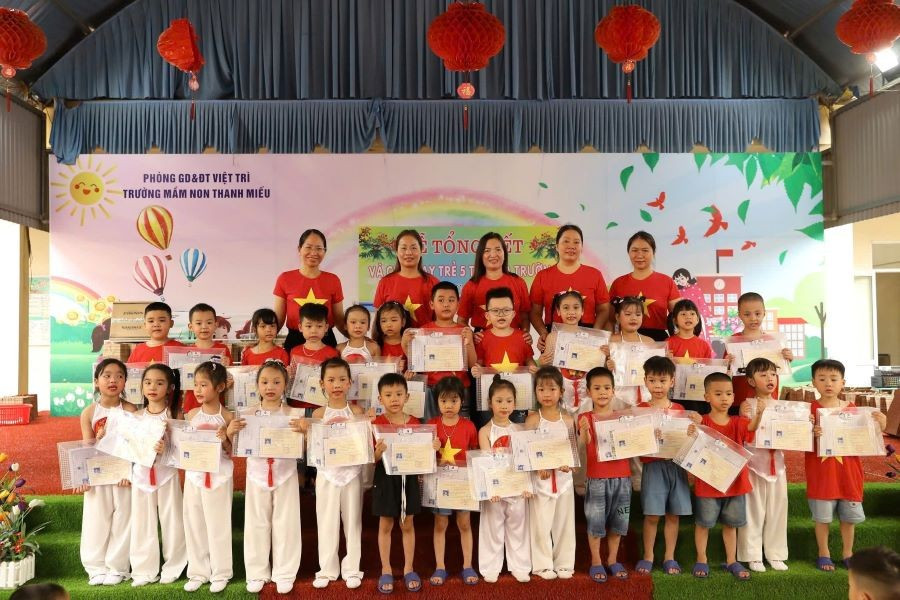Staff and teachers of Thanh Mieu Kindergarten awarded the children. z6891559053053-3150e5044c7b19b8e82cebca4b0e14a0.jpg