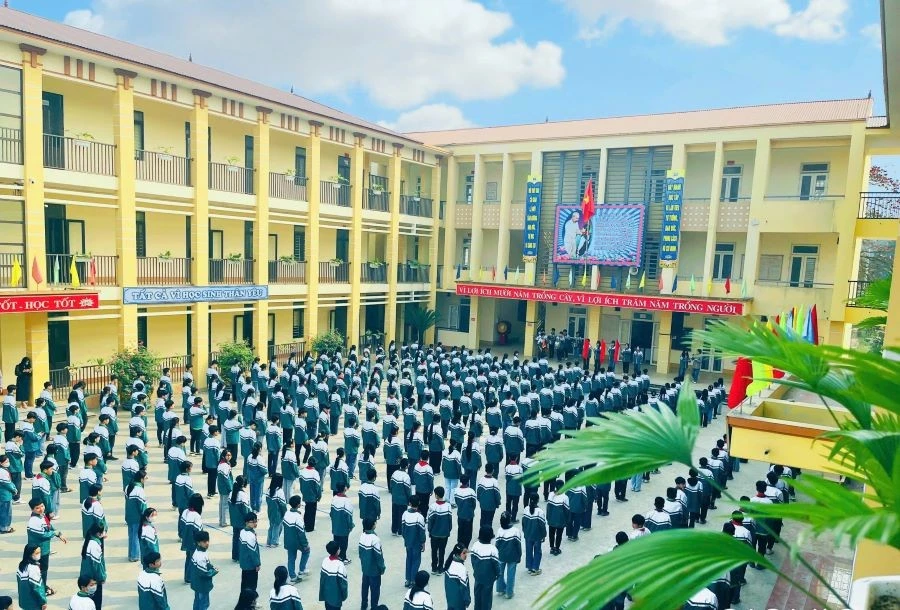 Cảnh quan môi trường sư phạm trường THCS 2 thị trấn Thanh Ba khang trang, Sáng - Xanh - Sạch đẹp.