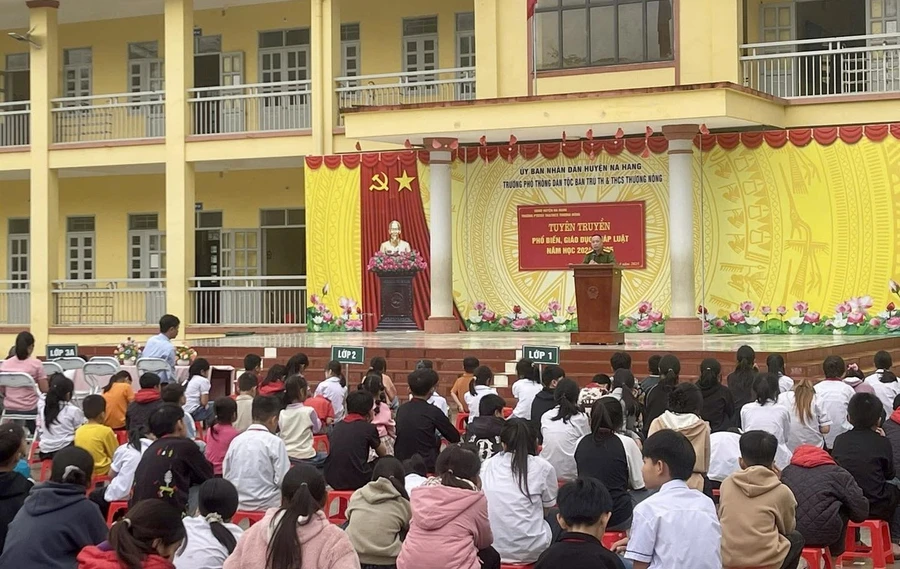 Lực lượng Công an tuyên truyền, phổ biến, giáo dục pháp luật năm học 2024 – 2025 tại Trường Phổ thông dân tộc bán trú TH&THCS Thượng Nông, huyện Na Hang (ảnh: CAT Tuyên Quang).