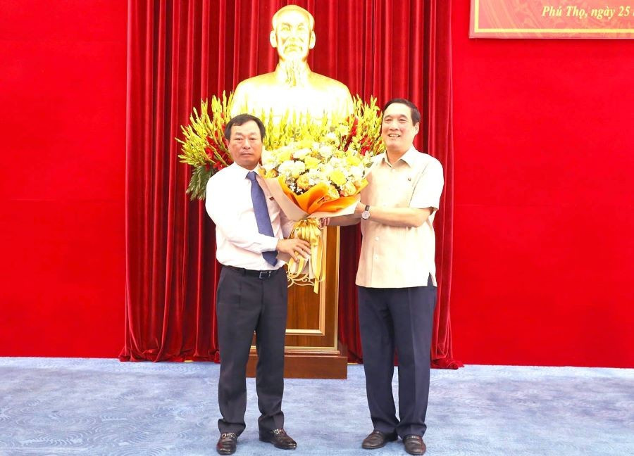 Ông Bùi Văn Quang, Phó Bí thư Tỉnh ủy, Chủ tịch UBND tỉnh Phú Thọ (trái) tặng hoa ông Bùi Minh Châu, Bí thư Tỉnh ủy Phú Thọ.