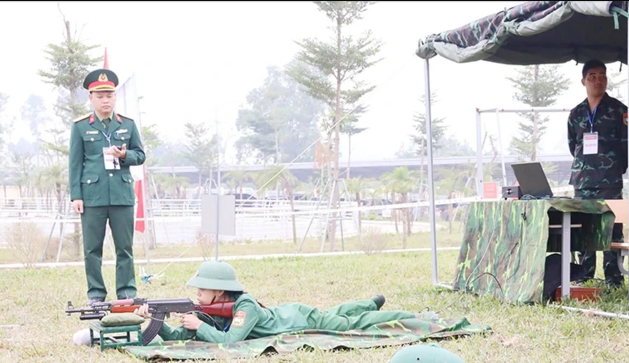 Các em học sinh tham gia môn Bắn súng tiểu liên AK tại hội thi.