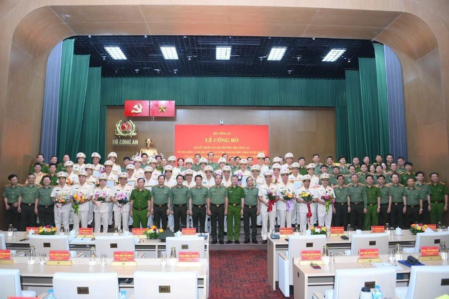 Các đại biểu tại điểm cầu Bộ Công an chụp ảnh lưu niệm (Ảnh: Công an tỉnh Hà Giang). tq1.jpg