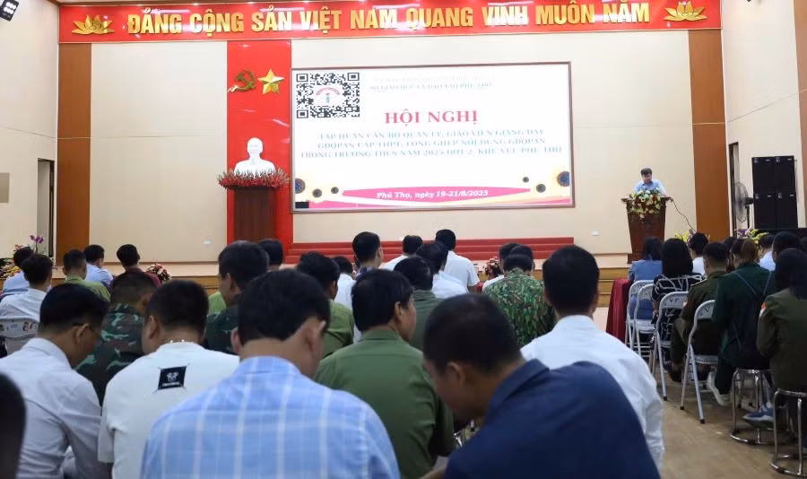 Quảng cảnh hội nghị.