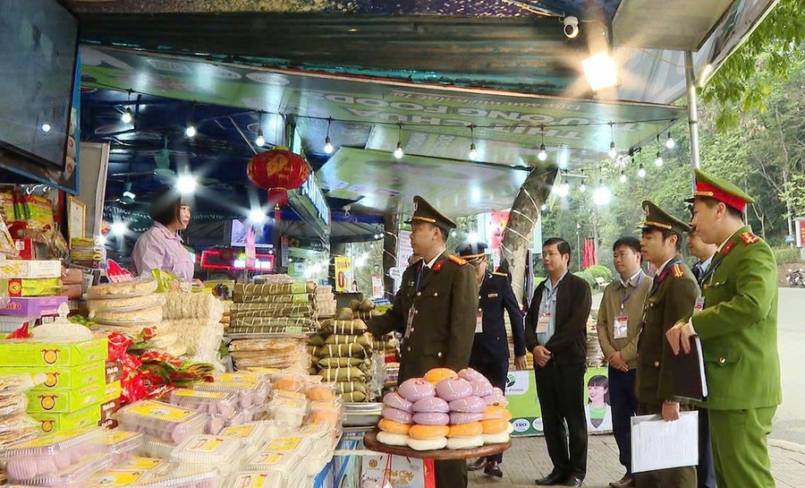 Đoàn kiểm tra liên ngành tăng cường kiểm tra hoạt động kinh doanh dịch vụ (ảnh: Công an tỉnh Phú Thọ).