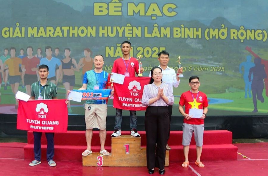 Đại diện Ban tổ chức trao giải cho các VĐV đạt thành tích cao ở cự ly 21km nam lứa tuổi trên 35 tuổi. 494315288-1254484236685037-7115982868714583005-n.jpg
