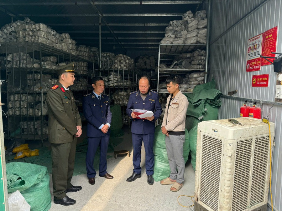 Lực lượng chức năng tỉnh Phú Thọ buộc tiêu hủy trên 5.800 đôi giày giả mạo các nhãn hiệu nổi tiếng đang được bảo hộ tại Việt Nam.