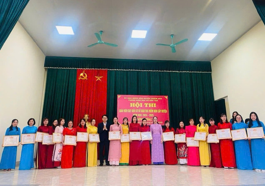 Ban Tổ chức hội thi trao thưởng cho các giáo viên.