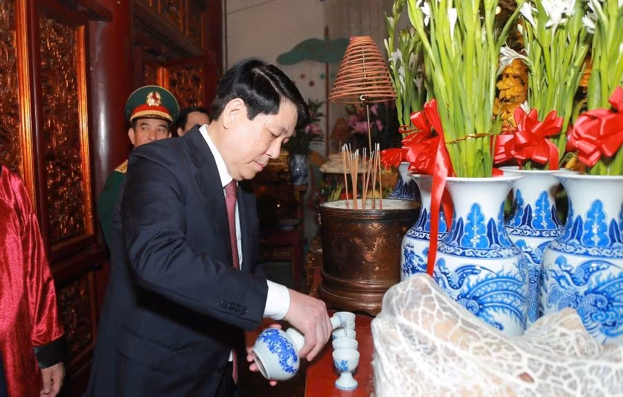 Chủ tịch nước Lương Cường dâng lễ vật tại Thượng cung.