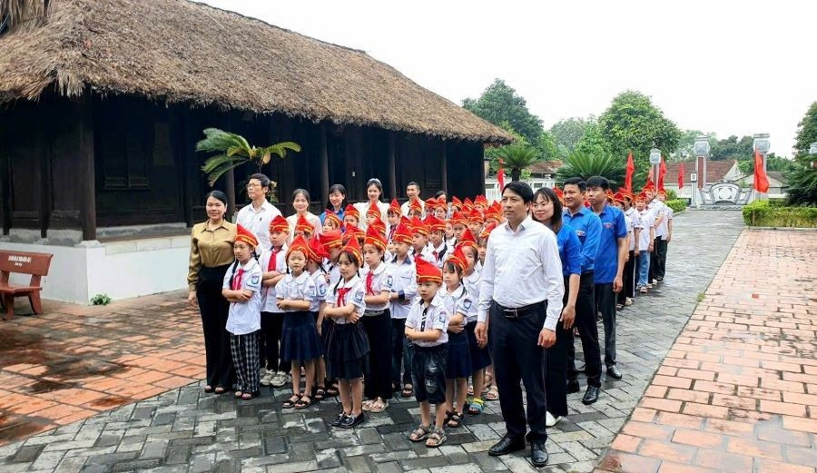 Thầy và trò Trường Tiểu học Hùng Lô (TP Việt Trì) thăm Nhà tưởng niệm Chủ tịch Hồ Chí Minh tại xã Chu Hoá (TP Việt Trì, tỉnh Phú Thọ). hung-lo-2.jpg