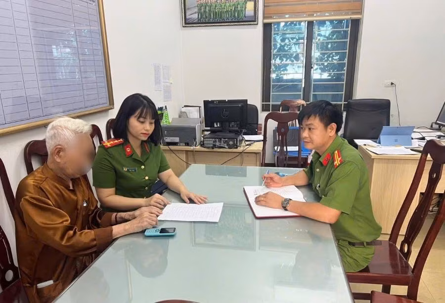 Ông H làm việc tại cơ quan công an (ảnh Công an tỉnh Phú Thọ cung cấp).