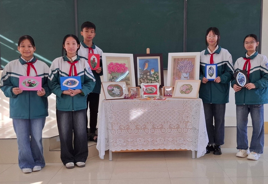 Học sinh trường THCS Hạc Trì tham gia cuộc thi với dự án “Quà tặng, sản phẩm trang trí nghệ thuật từ hoa lá khô”.