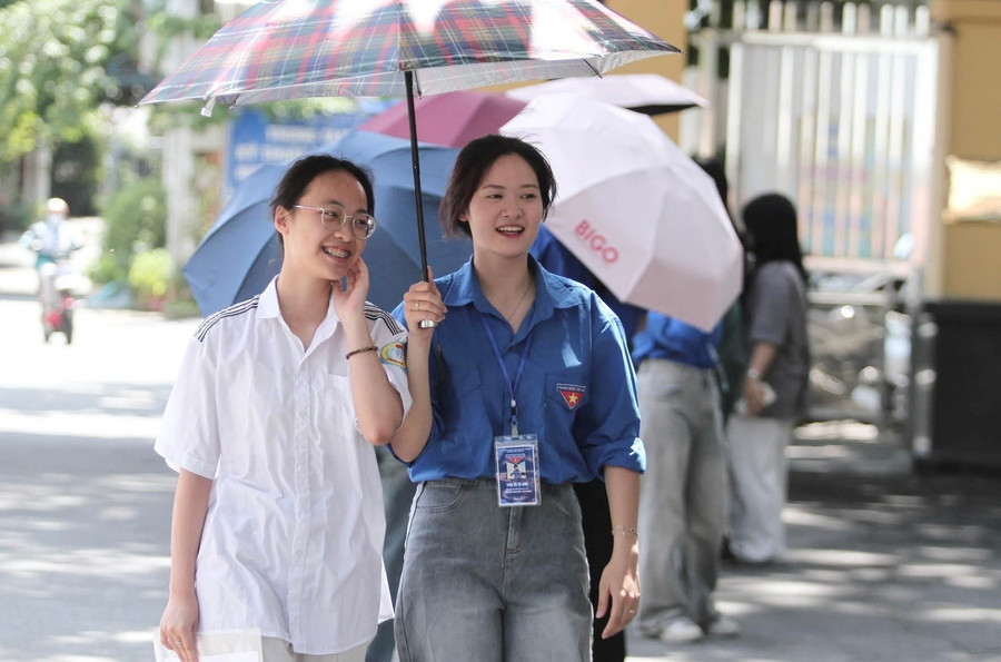 Tình nguyện viên nhiệt tình hỗ trợ thí sinh tại Điểm thi Trường THPT Việt Trì (TP Việt Trì). z6743873813499-2d020c068777d8e60a8b497173a0783b.jpg