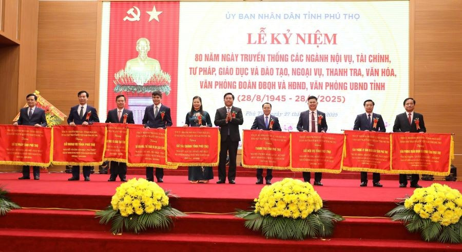 Ông Trần Duy Đông, Chủ tịch UBND tỉnh Phú Thọ tặng bức trướng cho các đơn vị. z6950928351036-439f76f58571f68fa458f813fbbf3ef5.jpg