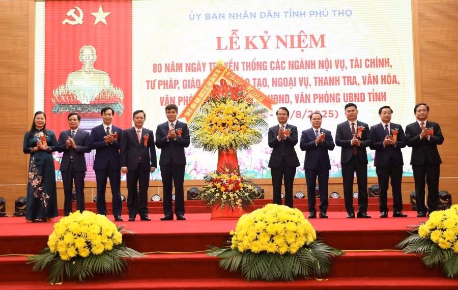 Ông Đặng Xuân Phong, Bí thư Tỉnh ủy Phú Thọ tặng hoa chúc mừng các đơn vị.