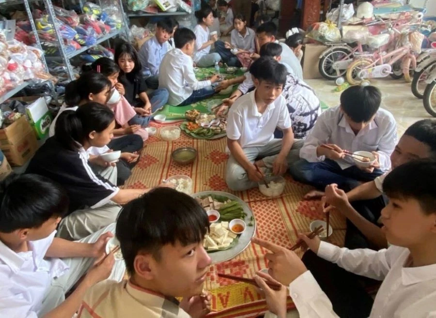 Các em học sinh ăn trưa tại gia đình anh Hà (ảnh NVCC).