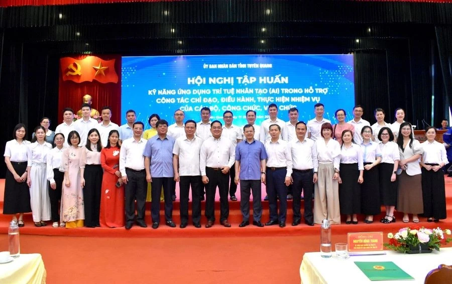 Lãnh đạo tỉnh Tuyên Quang chụp ảnh lưu niệm với các đại biểu dự hội nghị.