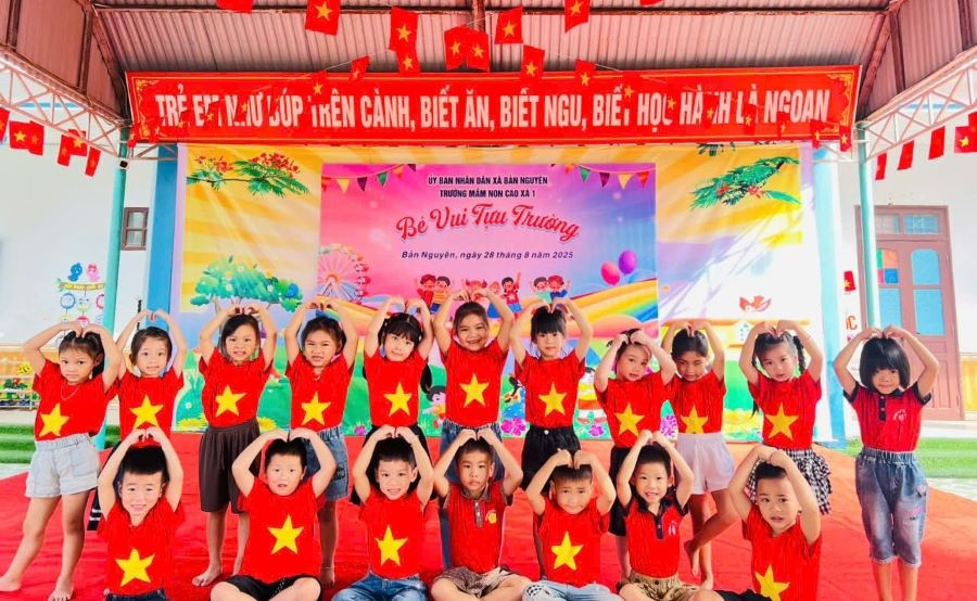 Các bé trường Mầm non Cao Xá 1 vui tạo dáng ngày tựu trường. z6952593761559-3f98d2bcf7cef6531ea20e45e139a746.jpg