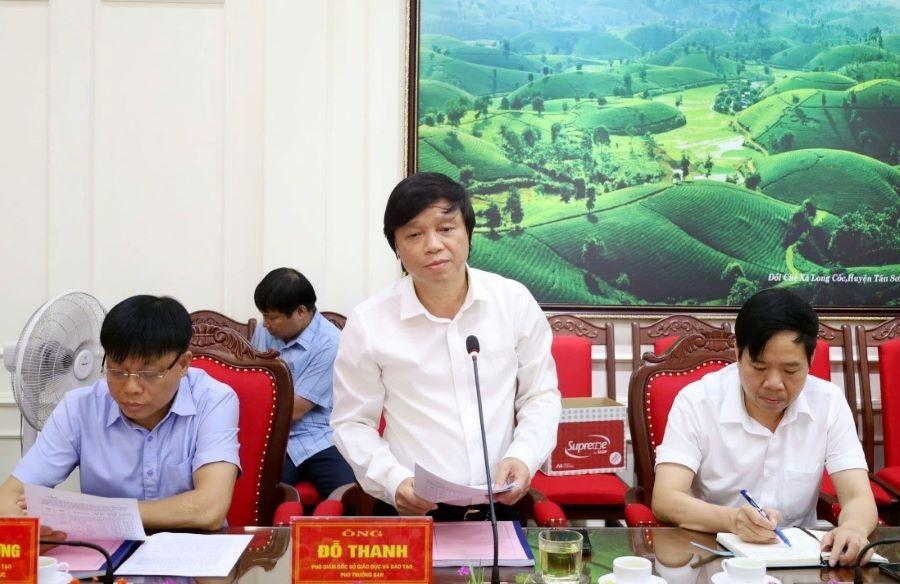 Ông Đỗ Thanh - Phó Giám đốc Sở GD&ĐT tỉnh Phú Thọ (đứng) phát biểu tại hội nghị. 3.jpg
