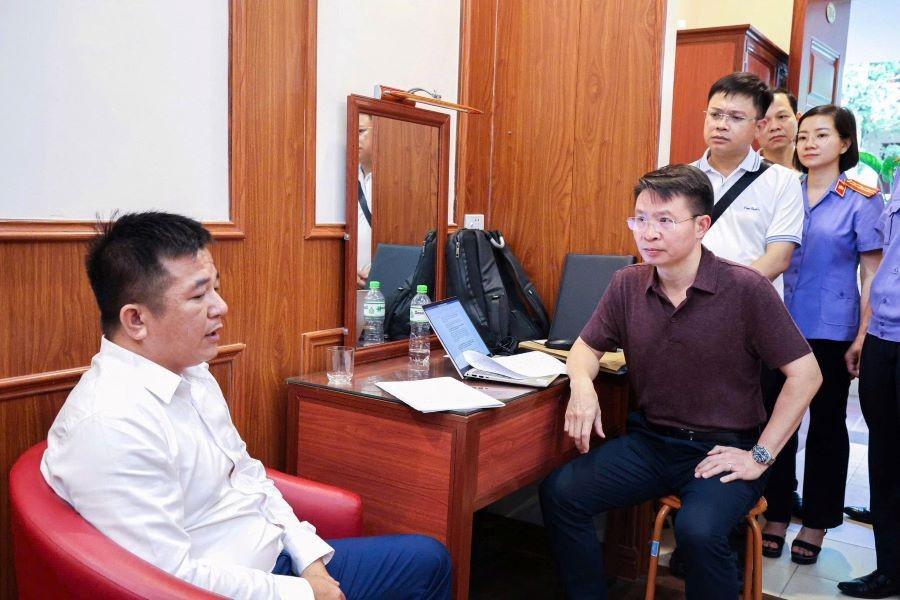 Thiếu tướng Nguyễn Minh Tuấn - Giám đốc Công an tỉnh Phú Thọ lấy lời khai đối tượng Nguyễn Chánh Đáng (thứ nhất bên trái). Ảnh: Công an tỉnh Phú Thọ. a.jpg