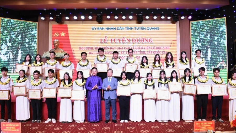 Bà Hà Thị Nga - Bí thư Tỉnh ủy Tuyên Quang và ông Nguyễn Văn Sơn - Chủ tịch UBND tỉnh Tuyên Quang trao Bằng khen của Bộ trưởng Bộ GD&ĐT cho học sinh đoạt giải trong Kỳ thi chọn học sinh giỏi quốc gia THPT năm học 2024 - 2025.