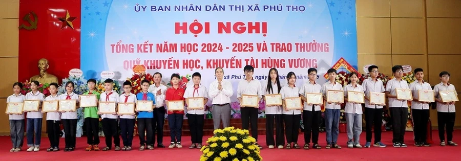 Nguyên Ủy viên Bộ Chính trị, nguyên Bí thư Trung ương Đảng, Trưởng Ban Kinh tế Trung ương, Chủ tịch danh dự Quỹ Khuyến học, khuyến tài Hùng Vương Nguyễn Văn Bình và Chủ tịch UBND tỉnh Phú Thọ Bùi Văn Quang trao thưởng cho các em học sinh có thành tích xuất sắc trong năm học 2024 - 2025.