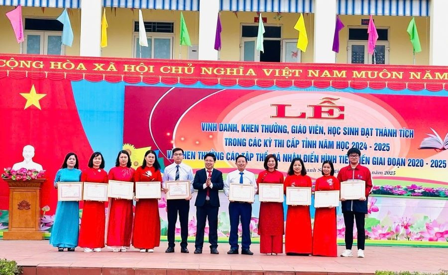 Ông Bùi Vĩnh Tuy - Hiệu trưởng Trường THPT Thanh Sơn trao thưởng cho cán bộ, giáo viên nhà trường. 488649772-1465245401116659-1800754286890638288-n.jpg