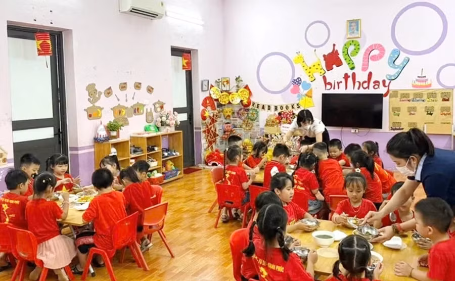 Bữa ăn bán trú của trẻ tại trường Mầm non Hùng Vương.