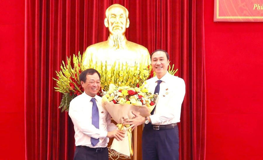 Ông Bùi Văn Quang, Phó Bí thư Tỉnh ủy, Chủ tịch UBND tỉnh Phú Thọ (trái) tặng hoa ông Phó Bí thư Thường trực Tỉnh ủy Phùng Khánh Tài. 2.jpg