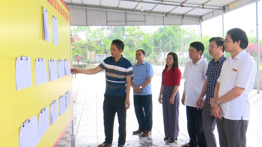 Lãnh đạo huyện Phù Ninh (tỉnh Phú Thọ) kiểm tra công tác lấy ý kiến cử tri về chủ trương sắp xếp đơn vị hành chính cấp tỉnh, cấp xã tại xã Trị Quận. dong-chi-pho-bi-thu-thuong-truc-huyen-uy-kiem-tra-tai-xa-tri-quan.jpg