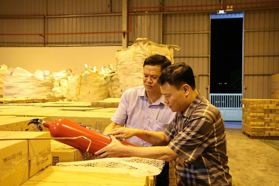 Đại tá Bùi Quang Khoa, Phó Giám đốc Công an tỉnh Phú Thọ cùng lãnh đạo Viện kiểm sát nhân dân tỉnh trực tiếp chỉ đạo lực lượng tiến hành kiểm tra, khám xét kho hàng của công ty TNHH TOMOKEN Việt Nam. (Ảnh: Công an tỉnh Phú Thọ). pt2.jpg