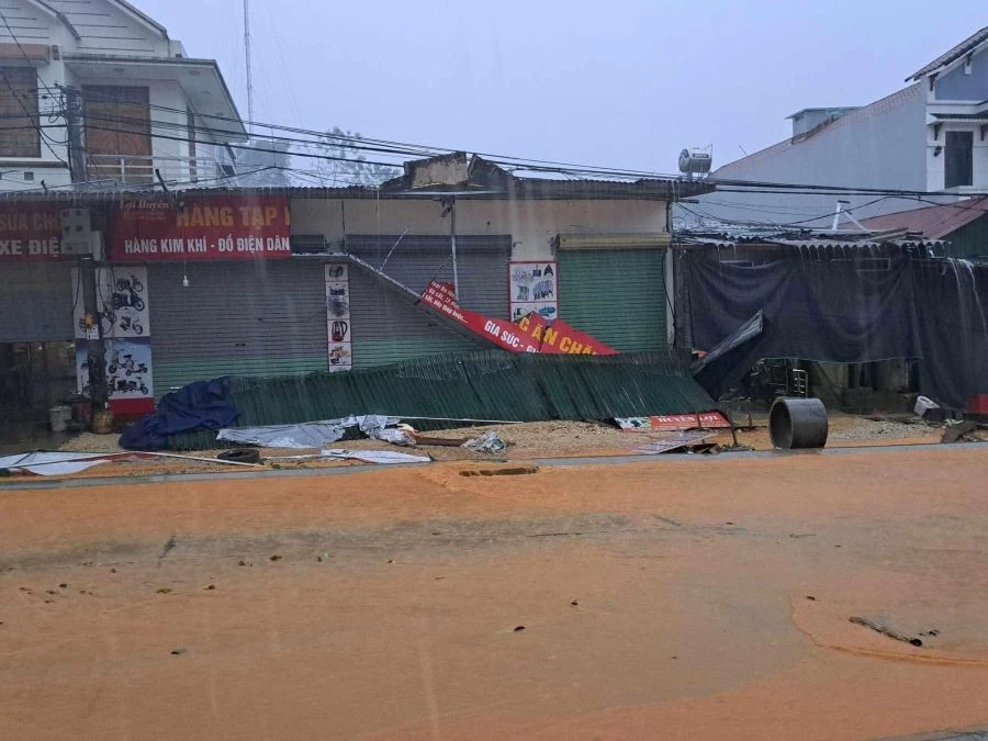 Mưa lớn kèm theo gió lốc ngày 10/5/2025, khiến nhiều ngôi nhà trên địa bàn tỉnh Tuyên Quang bị tốc mái, gãy đổ cây cối.