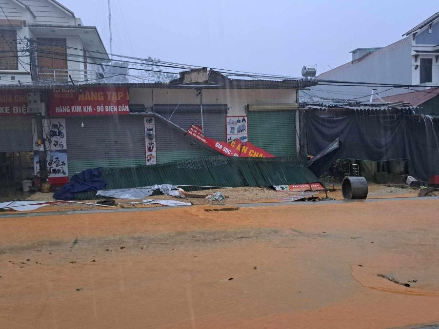 Mưa lớn kèm theo gió lốc ngày 10/5/2025, khiến nhiều ngôi nhà trên địa bàn tỉnh Tuyên Quang bị tốc mái, gãy đổ cây cối.