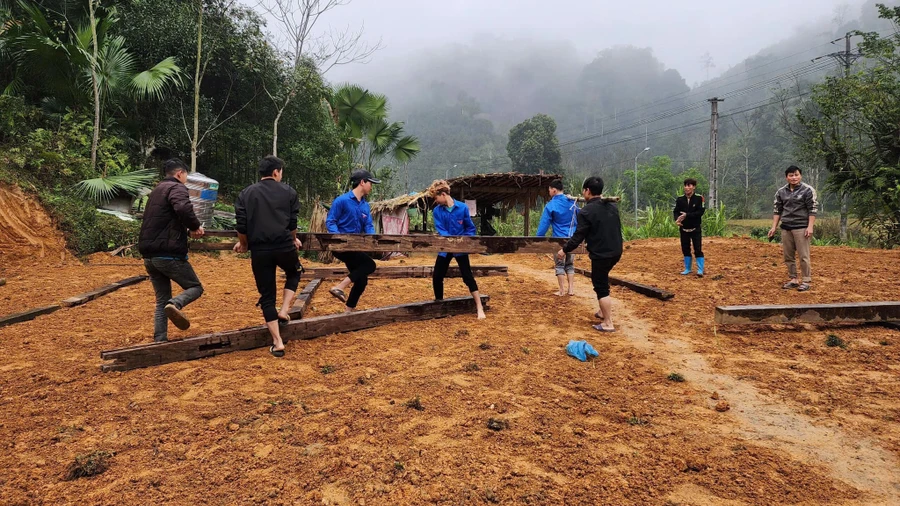 Đoàn viên thanh niên xã Thượng Lâm (huyện Lâm Bình, tỉnh Tuyên Quang) tham gia giúp đỡ người dân làm nhà.