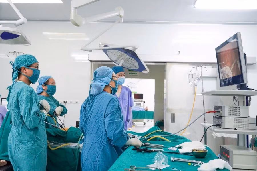 Các bác sĩ Trung tâm Y tế khu vực Cẩm Khê (Phú Thọ) thực hiện phẫu thuật nội soi loại bỏ khối “u quái” buồng trứng cho bệnh nhân (ảnh TTYT Khu vực Cẩm Khê).