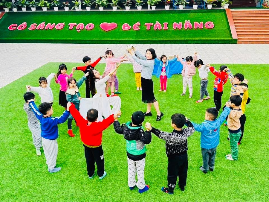 Cô và bé Trường Mầm non Minh Nông.