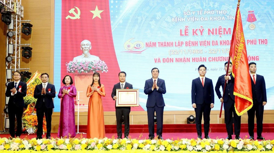 Thừa ủy quyền của Chủ tịch nước, ông Bùi Minh Châu, Trưởng Đoàn ĐBQH tỉnh Phú Thọ trao Huân chương Lao động hạng Ba cho Bệnh viện Đa khoa tỉnh Phú Thọ.