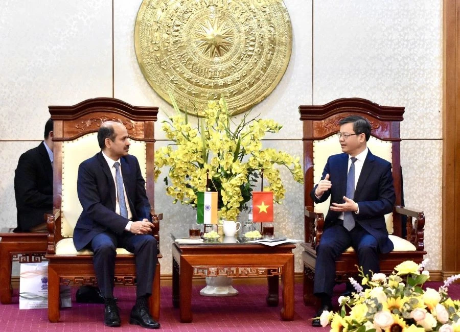 Ông Nguyễn Văn Sơn, Chủ tịch UBND tỉnh Tuyên Quang (bên phải) tiếp ông Sandeep Arya, Đại sứ đặc mệnh toàn quyền Ấn Độ tại Việt Nam.