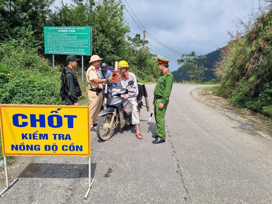Lực lượng CSGT Công an tỉnh Phú Thọ kiểm tra nồng độ cồn đối với người tham gia giao thông. Ảnh: TG