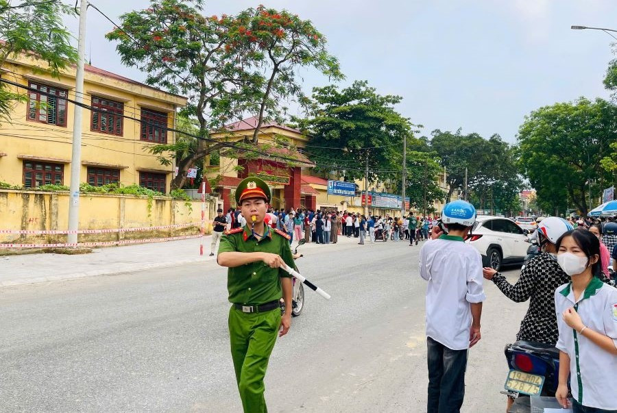 Lực lượng chức năng có mặt rất sớm tại Hội đồng coi thi trường THPT Long Châu Sa (huyện Lâm Thao) điều tiết giao thông, hướng dẫn thí sinh vào điểm thi. z6669389223146-c642c7469c9a5e3eb86e8a4f972c3718.jpg
