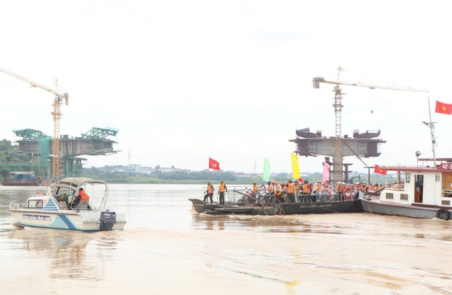 Tạm dừng vận hành phà quân sự sông Hồng từ 5h sáng 12/7/2025 do mực nước lên cao (ảnh minh họa).