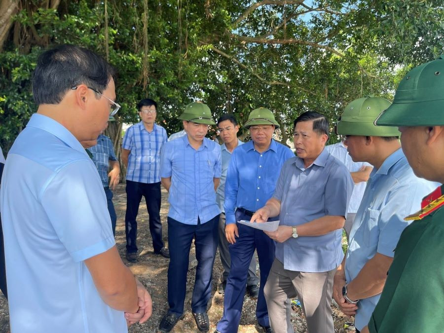 Ông Đinh Công Sứ, Phó Chủ tịch UBND tỉnh Phú Thọ và lãnh đạo các Sở, ngành kiểm tra tại xã Tam Nông. 1-1658.jpg
