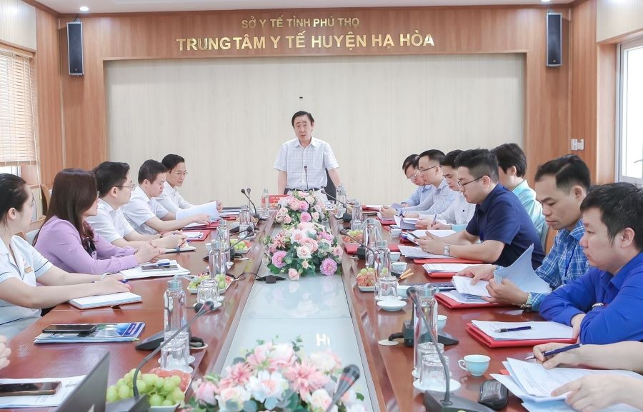 Đoàn công tác của Sở Y tế tỉnh Phú Thọ kiểm tra, đánh giá chất lượng bệnh viện, khảo sát sự hài lòng của người bệnh và nhân viên y tế năm 2024 - 2025 tại TTYT huyện Hạ Hòa. 1.jpg