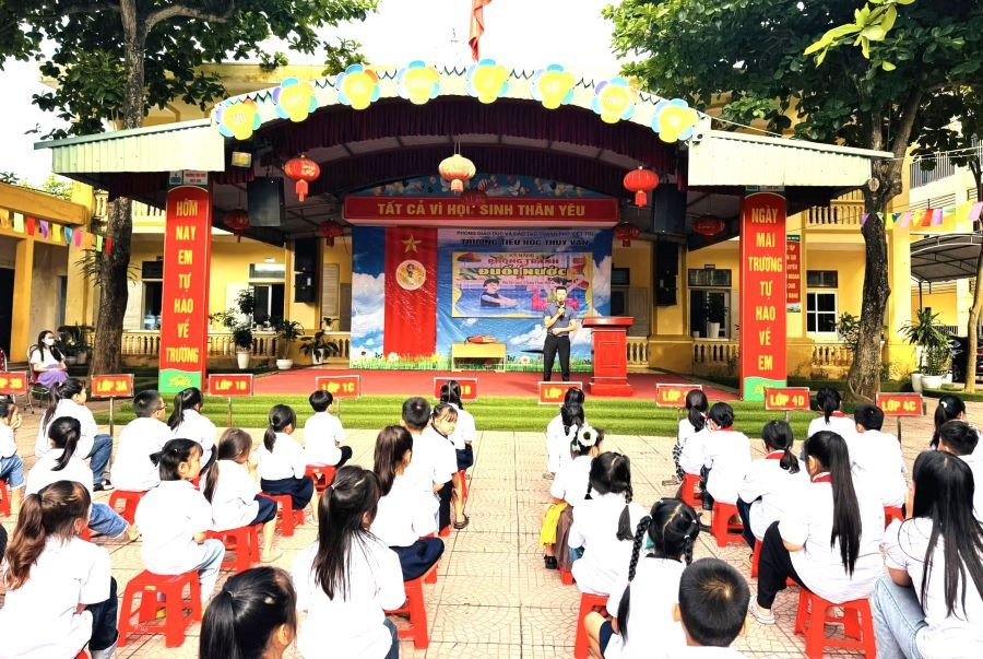 Ngày 12/5, trường Tiểu học Thụy Vân tổ chức tuyên truyền, giáo dục kỹ năng sống với chủ đề “Phòng tránh đuối nước”. 2-thuy-van.jpg