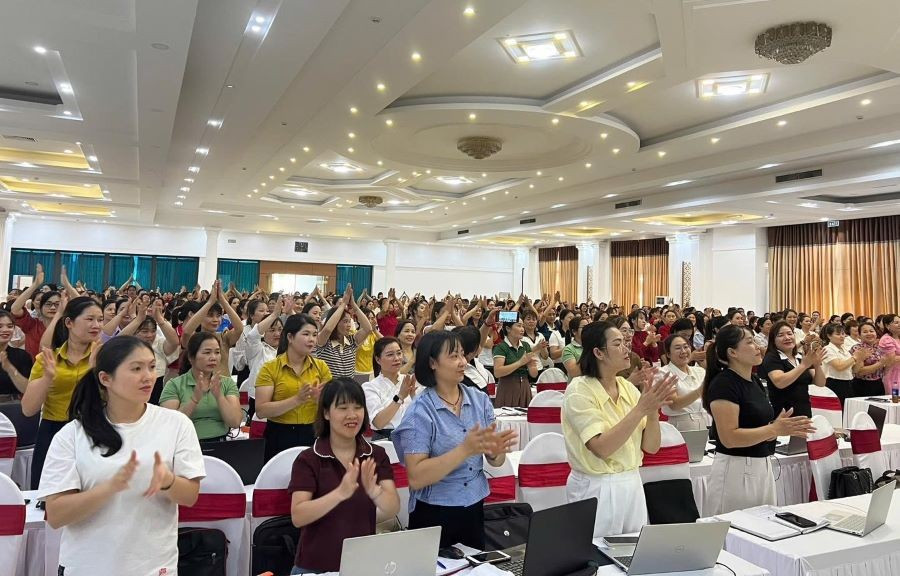 Các đại biểu tại Hội nghị tập huấn ứng dụng công nghệ trí tuệ nhân tạo (AI) vào giảng dạy cho cán bộ quản lý, giáo viên và nhân viên bậc học mầm non trong toàn tỉnh Tuyên Quang. 2-1485.jpg