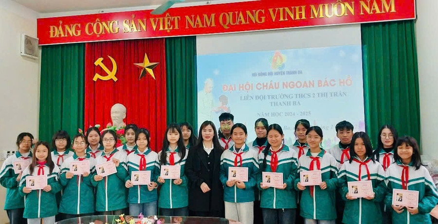 Lãnh đạo trường Trường THCS 2 thị trấn Thanh Ba trao chứng nhận Cháu ngoan cho học sinh nhà trường. z6644326186920-42a06d7f7d6e2adc4815ab73eb4252b1.jpg