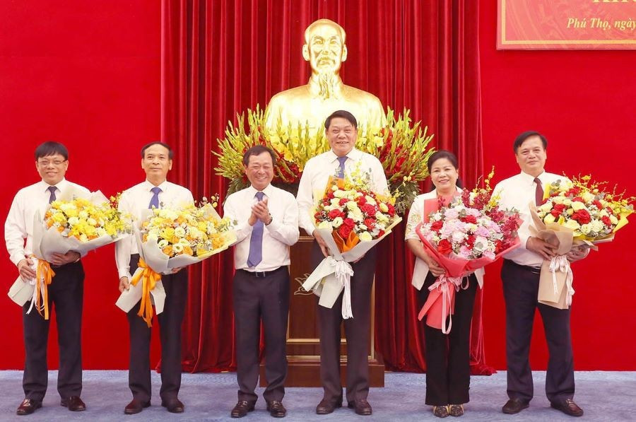 Ông Bùi Văn Quang, Phó Bí thư Tỉnh ủy, Chủ tịch UBND tỉnh Phú Thọ tặng hoa chia tay các cán bộ thôi không tham gia BCH Đảng bộ tỉnh Phú Thọ nhiệm kỳ 2020 - 2025. 3.jpg
