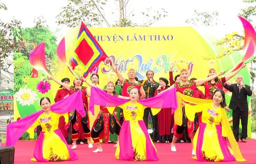 Các diễn viên đến từ huyện Lâm Thao (tỉnh Phú Thọ) biểu diễn tại Lễ hội Đền Hùng 2025.