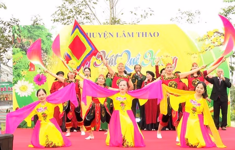 Các diễn viên đến từ huyện Lâm Thao (tỉnh Phú Thọ) biểu diễn tại Lễ hội Đền Hùng 2025.